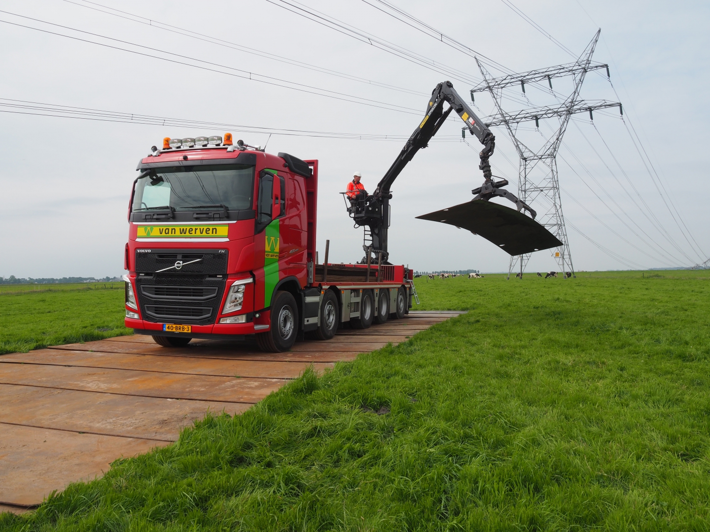 Machinist bedient de rijplaten vrachtauto