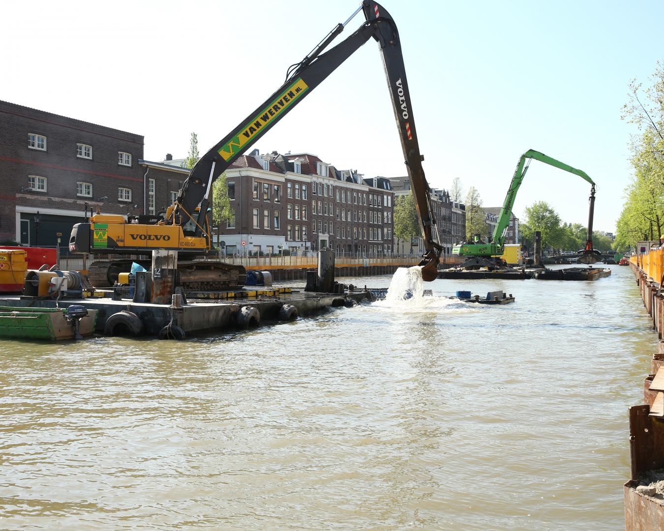 Rupskraanmachinist bij een natte bouwkuip