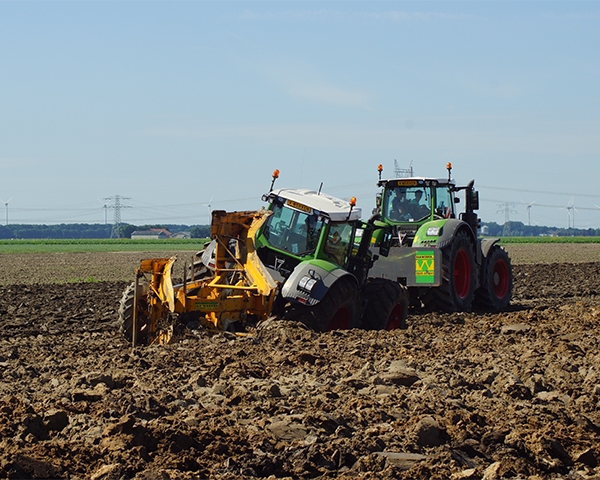 Diepploegen met 900 PK in de polder