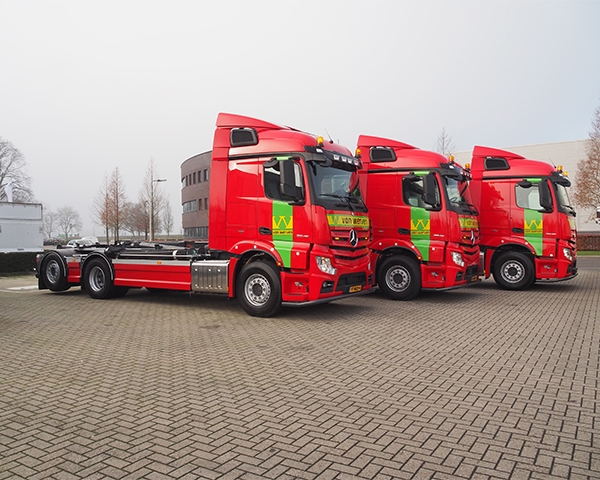 ​Drie nieuwe Mercedes vrachtwagens geleverd