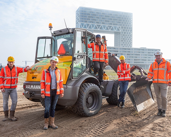 Eerste volledig elektrische Ahlmann gestart op project van KWS in Amsterdam