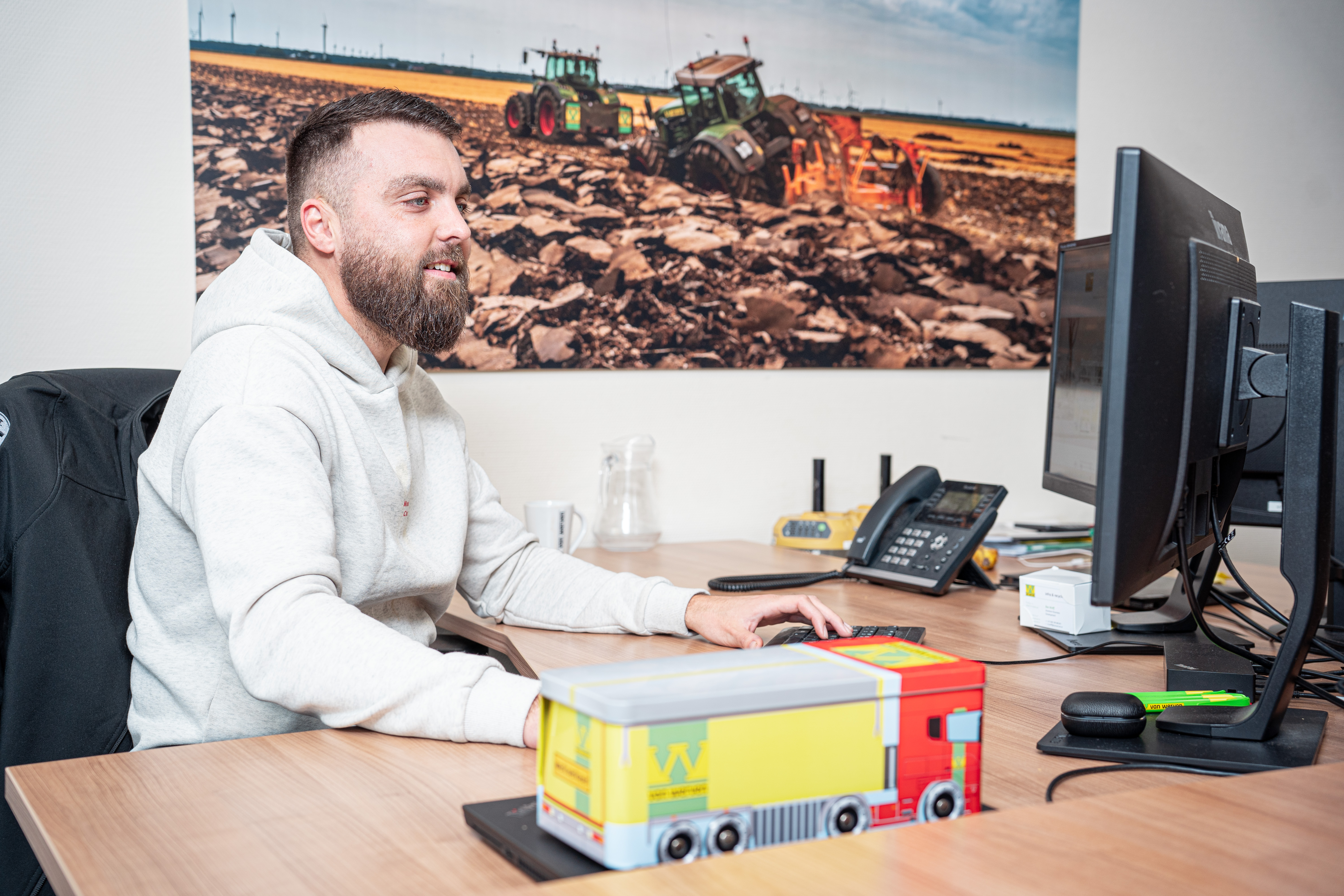 Stagiair in Van Werven-werkjas voor een mobiele graafmachine