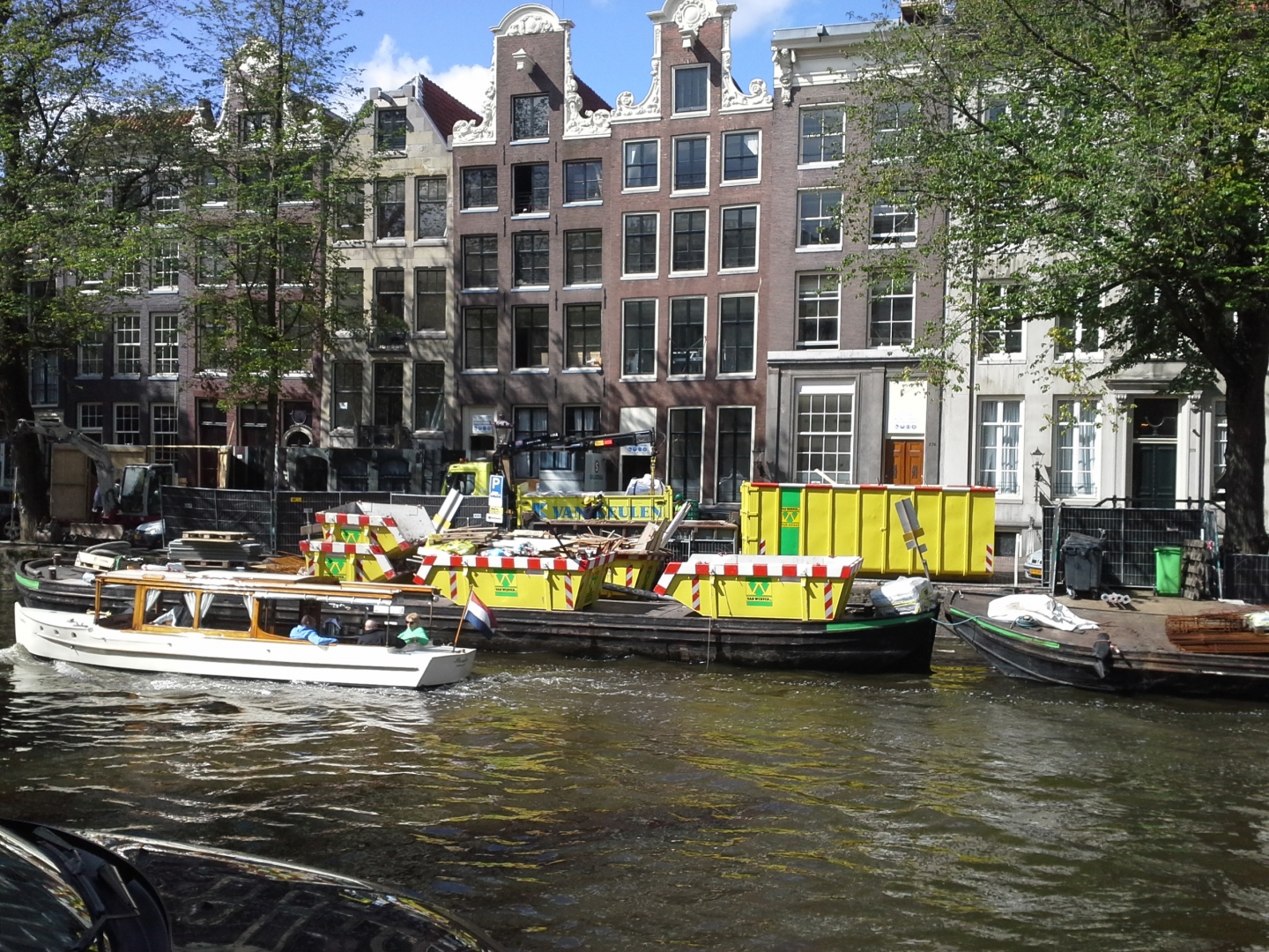  Manoeuvreren met containers in de Amsterdamse grachten