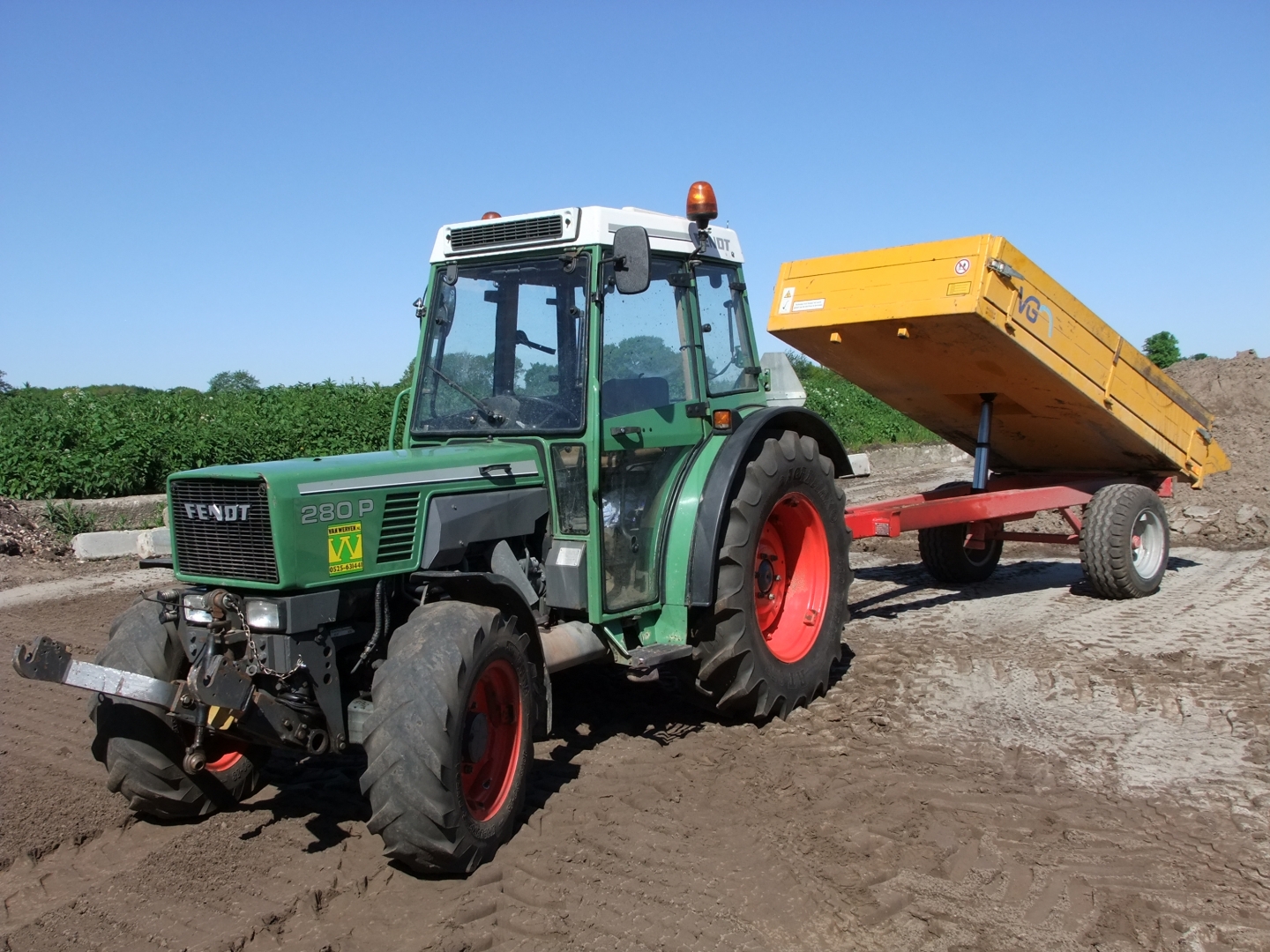 Smalspoortrekker met dumper 2m3