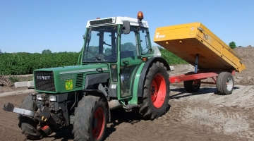 Smalspoortrekker met dumper 2m3