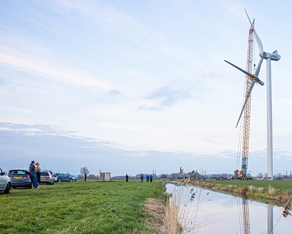 Volop publiek bij plaatsing laatste windmolen ‘Peace’ 