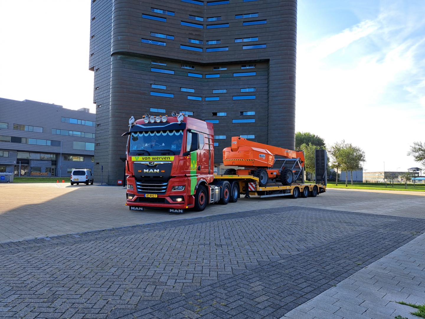 Vrachtwagen met semi dieplader